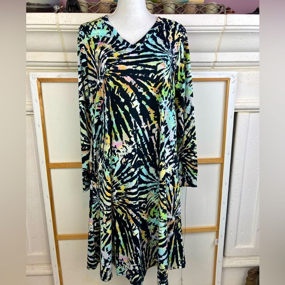 NWOT Abstract print dress V neck w/ pockets rare
